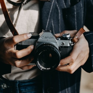 Tracolla in pelle per fotocamera. Compatibile con fotocamere Leica, canon, Nikon, fuji Sony e tutte le fotocamere vintage a pellicola. Fatta a mano in Italiana. Vera pelle conciata al vegetale italiana.