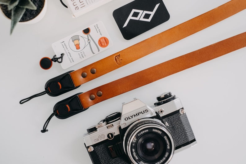 Custom Leather PEAK DESIGN camera strap. Color BROWN Cognac Handmade in Italy with luxury genuine Leather. Personalized lenght. image 2