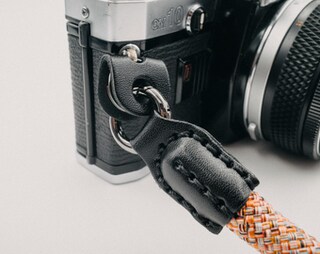 VKO Tracolla Fotocamera A Sgancio Rapido – Regolabile In Nylon E Pelle, Per DSLR, Mirrorless, SLR (Nero-Rosso)
