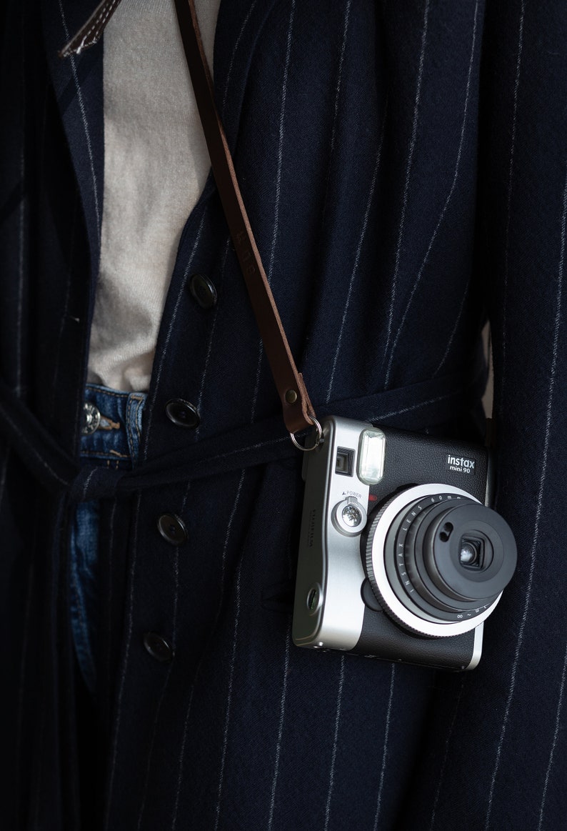 Tracolla in pelle per fotocamera. Compatibile con fotocamere Leica, canon, Nikon, fuji Sony e tutte le fotocamere vintage a pellicola. Fatta a mano in Italiana. Vera pelle conciata al vegetale italiana.