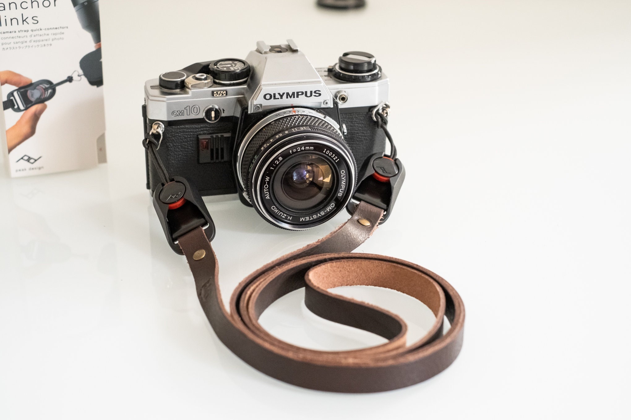Custom Leather camera strap with PEAK DESIGN. Color BLACK Handmade in Italy with genuine Leather. Personalized lenght.