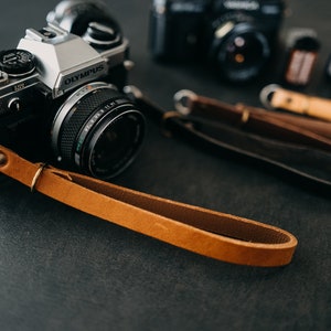 Genuine Leather Camera Wrist Strap Vintage and minimal design Color Brown, Black, Cognac, Dark Brown, Natural Camera strap Marrone (Brown)