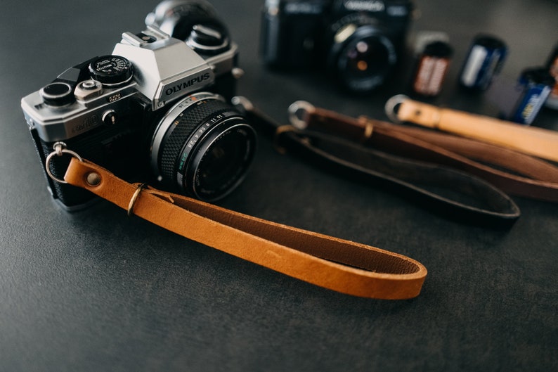 Genuine Leather Camera Wrist Strap Vintage and minimal design Color Brown, Black, Cognac, Dark Brown, Natural Camera strap Marrone (Brown)