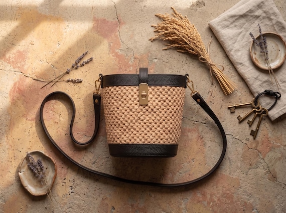 Borsa Secchiello in Vera Pelle Martellata e Raffia, Borsa Estiva a Tracolla Fatta a Mano in Italia, Borsa Paglia Intrecciata Stile Vintage