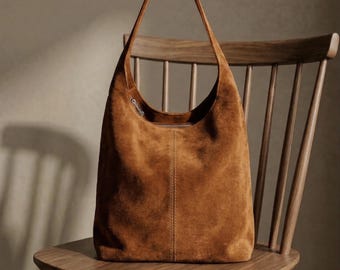 Axelväska i mocka. Hobo ITA Bag-modell. Tillverkad i Italien. Elegant och avslappnad damväska i mocka.