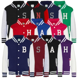 Peut inclure: Plusieurs vestes universitaires de différentes couleurs, dont le noir, le rouge et le bleu. Chaque veste a des manches blanches et une grande lettre sur la poitrine. Les vestes ont un style universitaire classique avec des poignets et des cols rayés.