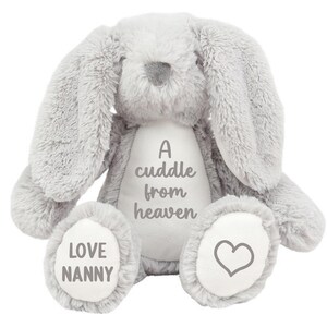 Peut inclure: Un lapin en peluche gris avec un cœur sur un pied et les mots "A cuddle from heaven" et "Love Nanny" sur l'autre pied.