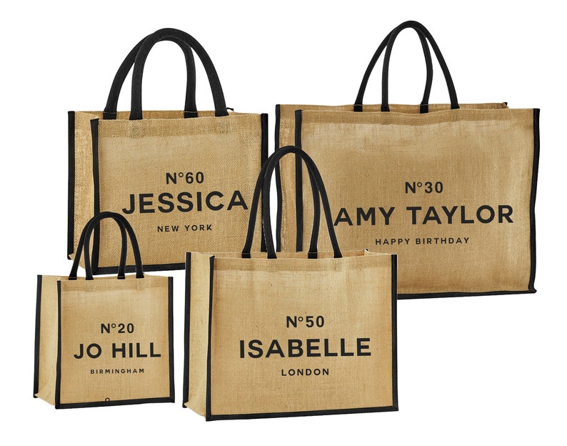 May include: Four brown burlap tote bags with black handles and black trim. The bags are personalized with names and numbers. The bags read "N&deg;60 Jessica New York", "N&deg;30 Amy Taylor Happy Birthday", "N&deg;20 Jo Hill Birmingham", and "N&deg;50 Isabelle London".