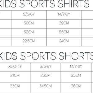 Może przedstawiać: Tabela rozmiar&oacute;w dla dziecięcych koszulek i spodenek sportowych. Tabela pokazuje wymiary w centymetrach dla połowy klatki piersiowej, długości ciała, długości rękawa, połowy talii i długości. Rozmiary od XS/3-4Y do XL/12-13Y.