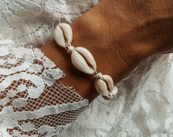 Kauri Muschel Armband mit makrame band in weiß,  Geschenk für Frauen,  Geschenk für Freundin, Weihnachtsgeschenk