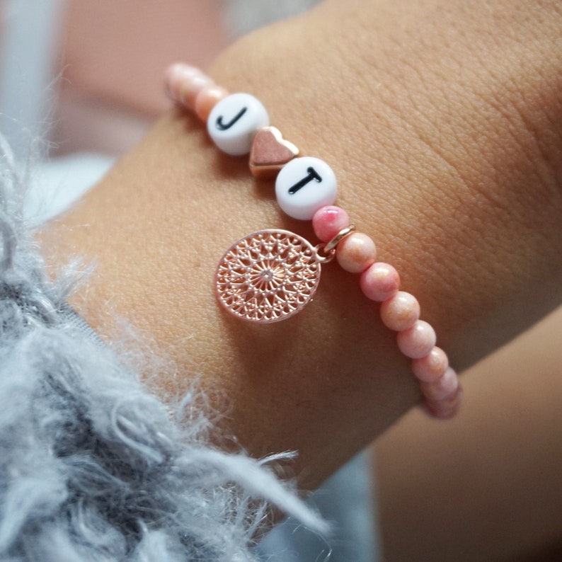Initialen Armband Jadeperlen rosa peach Personalisiert, Geschenk für Frauen, friendship bracelet, Partnerarmband, Weihnachtsgeschenk Bild 1