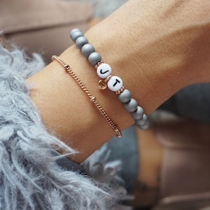 Initiales Bracelet perles de verre gris mat Personnalisé, cadeau pour femme, bracelet amitié, bracelet partenaire, cadeau de Noël image 1