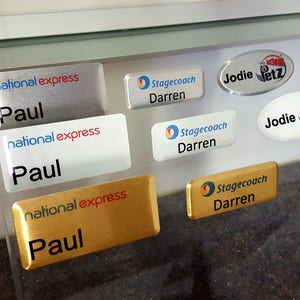 Badge nominatif personnalisé Nom du logo imprimé en couleur / Avec épingle ou aimant en aluminium brillant