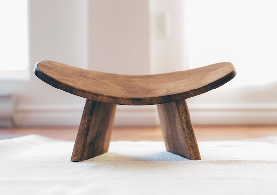 Bluecony® Banc de Méditation en Bois fait Main  - Version Basic fixe non démontable IKUKO® - Posture ergonomique pour Zen et Prana Yoga
