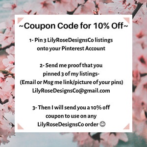 Op de afbeelding: Een roze en witte bloemenachtergrond met een witte doos met de tekst: "~Coupon Code for 10% Off~ 1- Pin 3 Lily Rose DesignsCo listings onto your Pinterest Account 2- Send me proof that you pinned 3 of my listings- (Email or Msg me link/picture of your pins) Lily Rose DesignsCo@gmail.com 3- Then I will send you a 10% off coupon to use on any Lily Rose DesignsCo order"