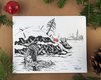 Puede incluir: Dibujo a tinta en blanco y negro de una escena invernal nevada con una pequeña bola roja. La obra de arte representa un paisaje nevado con una presa de castores, árboles y una masa de agua. Una bola roja está sobre la nieve.