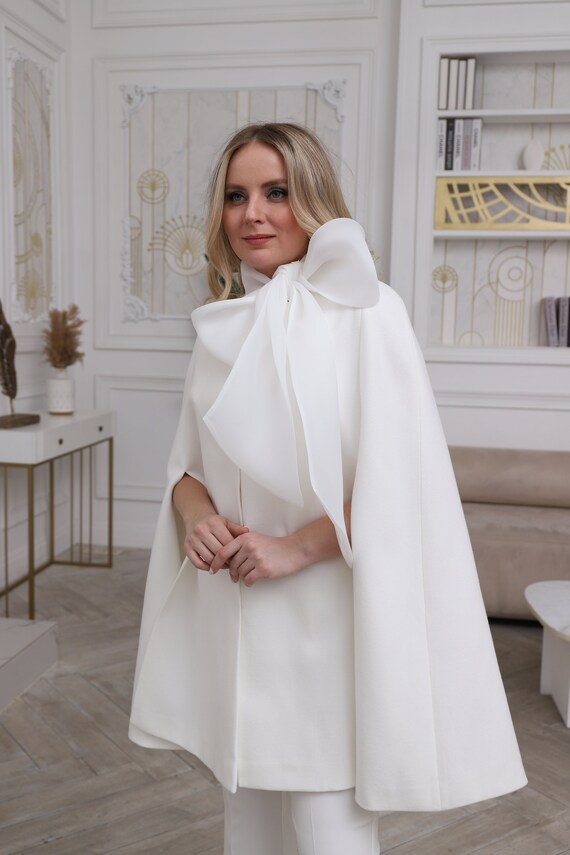 ミルクホワイトフェイクカシミアウェディングケープコート：リボン付き