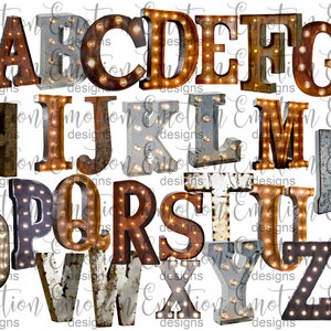 Op de afbeelding: Een volledig alfabet van marquee letters, elk met een unieke verweerde metalen afwerking en verlicht met warme lichten. De letters zijn in verschillende tinten bruin, zilver en roest, perfect voor gepersonaliseerde decoratie.