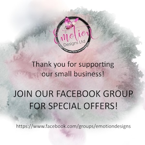 Puede incluir: Un fondo de acuarela con un esquema de color rosa y gris. El texto "emotion Designs Ltd" est&aacute; en un c&iacute;rculo con un gr&aacute;fico de mariposa. El texto "&iexcl;Gracias por apoyar nuestro peque&ntilde;o negocio!" est&aacute; debajo del c&iacute;rculo. El texto "&iexcl;&Uacute;NETE A NUESTRO GRUPO DE FACEBOOK PARA OFERTAS ESPECIALES!" est&aacute; debajo del texto. El texto "https://www.facebook.com/groups/emotiondesigns" est&aacute; en la parte inferior de la imagen.