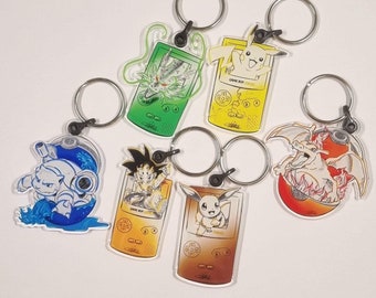 Puede incluir: Seis llaveros coloridos con diferentes personajes de Pokémon. Cada llavero tiene la forma de una Game Boy con un personaje de Pokémon diferente en la pantalla. Los llaveros están hechos de plástico transparente con un anillo de metal plateado.