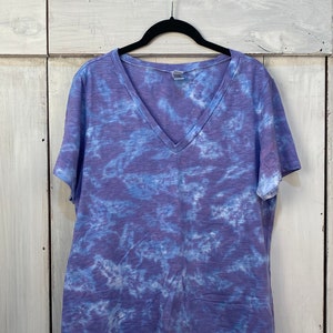 Women&#39;s Slub V-Neck Tie-Dye Short Sleeve T-Shirt // Lilac