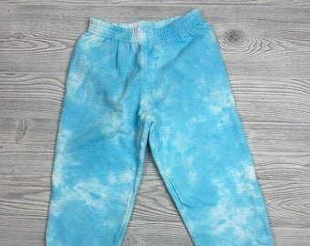 Dziecięce spodnie dresowe tie-dye // „Glacier” – jasnoniebieskie