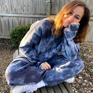 Tie-Dye Träningsset – Svart & grå Rundringad Tröja, Träningsbyxor med Dragsko