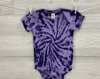 Body morado de algodón suave con efecto tie-dye para bebé