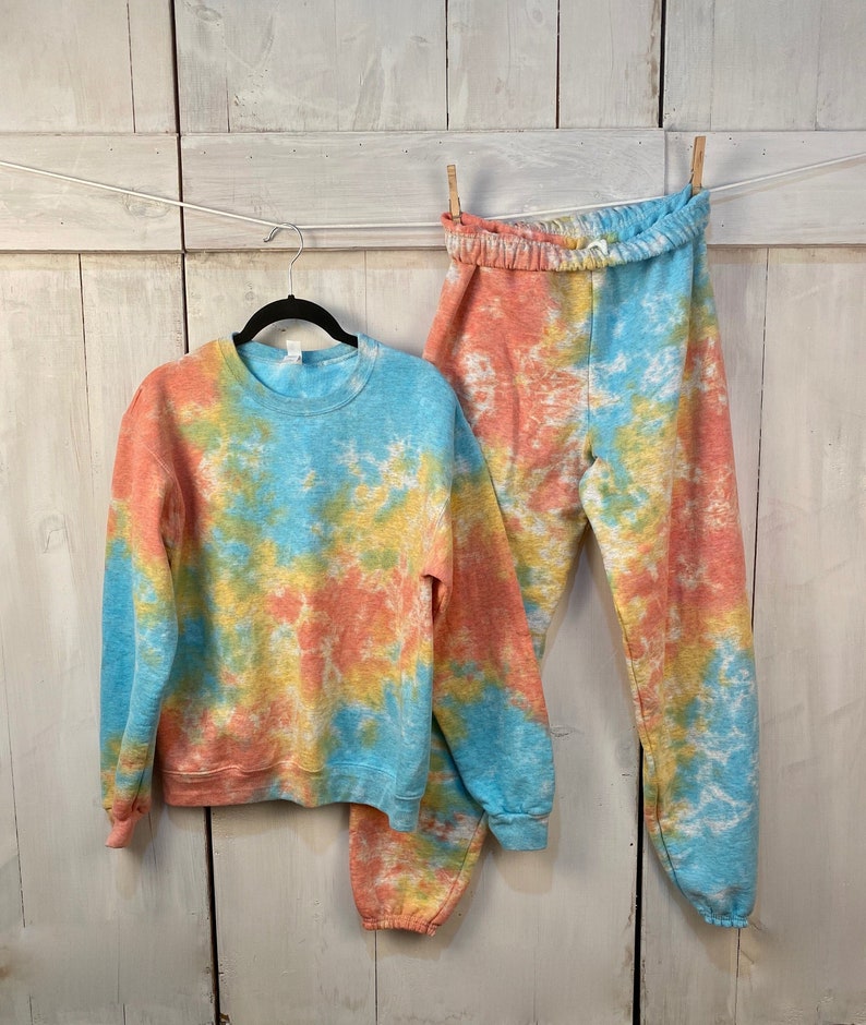 tie and dye sweatsuit