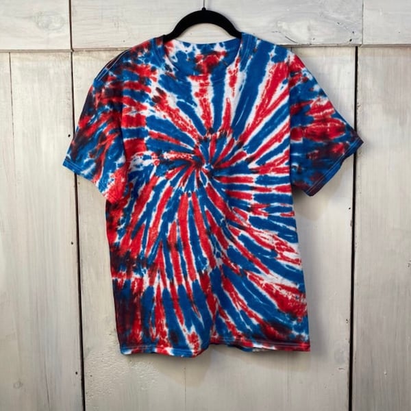 Short-Sleeve Tie-Dye Tee // USA // red, white & blue // 4th of July