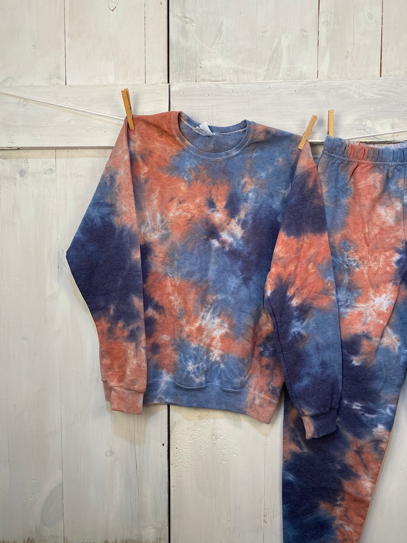 tie and dye sweatsuit