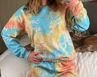 Tie-dye sweater met ronde hals // 'Pastelkleur' - lichtblauw, koraalroze en crèmegeel // pull-over tie-dye