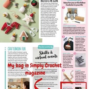 Pode incluir: Uma p&aacute;gina de revista que apresenta projetos e padr&otilde;es de croch&ecirc; para o Natal. A capa da revista apresenta uma bolsa de croch&ecirc; com as palavras "My Bag in Simply Crochet" e uma mulher que crocheta em um laptop. A p&aacute;gina tamb&eacute;m inclui uma variedade de projetos de croch&ecirc;, incluindo uma caneca, uma cesta de fio, uma bolsa de croch&ecirc; e um marcador de ponto.