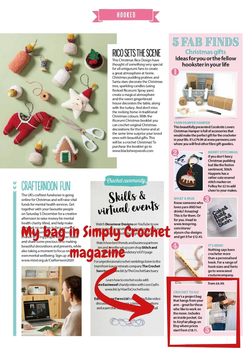 Pode incluir: Uma p&aacute;gina de revista que apresenta projetos e padr&otilde;es de croch&ecirc; para o Natal. A capa da revista apresenta uma bolsa de croch&ecirc; com as palavras "My Bag in Simply Crochet" e uma mulher que crocheta em um laptop. A p&aacute;gina tamb&eacute;m inclui uma variedade de projetos de croch&ecirc;, incluindo uma caneca, uma cesta de fio, uma bolsa de croch&ecirc; e um marcador de ponto.