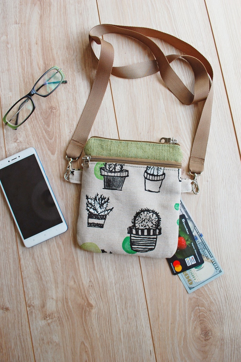 Shoulder Strap Cell Phone Pouch with Cacti Print Burlap Crossbody Purse with Pockets