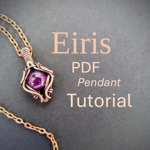 Puede incluir: Un colgante de alambre de cobre enrollado con una piedra preciosa redonda de color púrpura en una cadena de cobre a juego. El texto Eiris PDF Pendant Tutorial aparece en letras claras junto a la joya sobre un fondo gris oscuro.