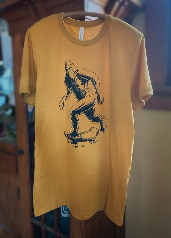 bigfoot T-shirt Sasquatch T-shirt, Sasquatch Funny T Shirts for Men and Women. Iknowsquatch Skateboard shirt Skatin Strider I know squatch