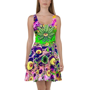 Könnte beinhalten: Ein farbenfrohes Skaterkleid mit einem psychedelischen Druck, der ein grünes Marihuanablatt mit einem Auge in der Mitte und mehreren bunten Augen im gesamten Design zeigt.