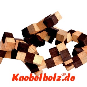 Könnte beinhalten: Ein Holzpuzzle mit braunen und naturfarbenen Holzblöcken. Die Blöcke sind in einem komplexen Muster ineinander verschlungen. Das Puzzle ist von Knobelholz.de.