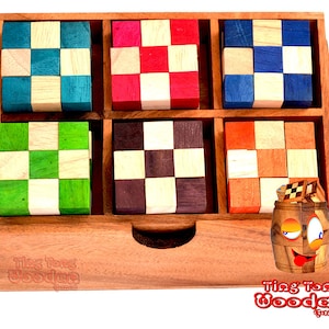 Op de afbeelding: Houten doos met zes kleurrijke houten puzzelblokken. Elk blok heeft een schaakbordpatroon met afwisselende kleuren. De doos heeft een lade en een label met de tekst "Ting Tong Wooden Squares".
