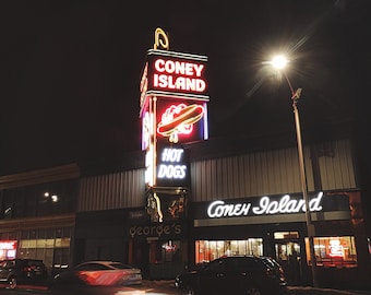 Perros calientes de Coney Island por la noche