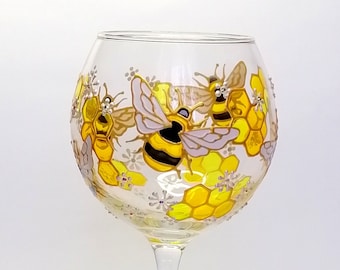 Bee wine glass personalised Hand painted wine glass for mothers day gift Bee and honeycomb gift for wine lover Birthday gift for best friend