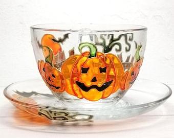 Taza de té y platillo de Halloween pintados a mano: diseño personalizado de calabaza y murciélago