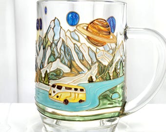 Handbemalter Bierkrug mit Bergglas, Gelber Van Life Geschenk, Galaxie & Planeten Bierkrug, Camping Abenteuer Geschenk für Männer