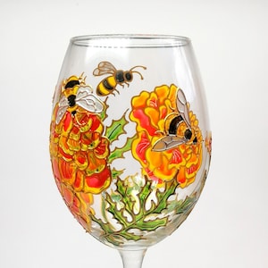 Bicchiere da vino personalizzato dipinto a mano: motivo floreale con api e calendule