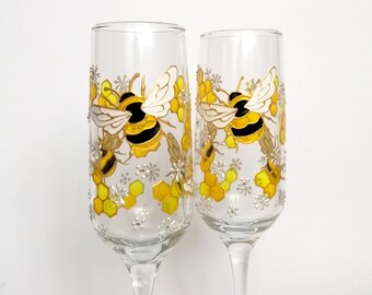 Bee champagne flutes Personalised Wedding glasses with bee and honeycomb Anniversary gift for couple Custom gift for parents