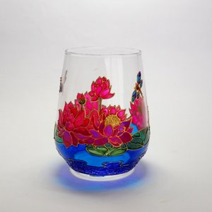 Bicchiere da vino senza stelo di loto Bicchiere da vino libellula dipinto a mano Regalo personalizzato per lei Bicchiere da vino con ninfee Regalo di compleanno Anniversario Personalizzato