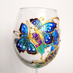 Bicchiere da vino a forma di farfalla blu, fiore, bicchiere da vino personalizzato dipinto a mano, regalo di anniversario per la moglie, regalo per la festa della mamma per lei, bicchieri da sposa