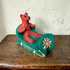 Statuetta vintage di orso in argilla di Kargopol, slitta dipinta a mano, arte popolare in ceramica