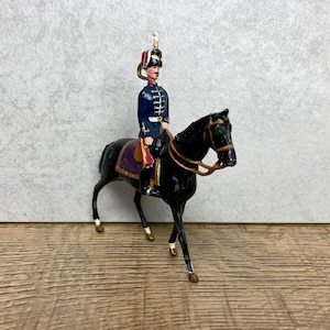 Petit soldat britannique à cheval du 11e hussard en plomb vintage